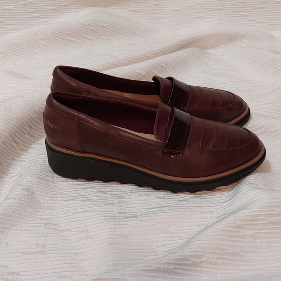 Clarks Maroon Croc-Patterned Loafers - Picture 2 of 11